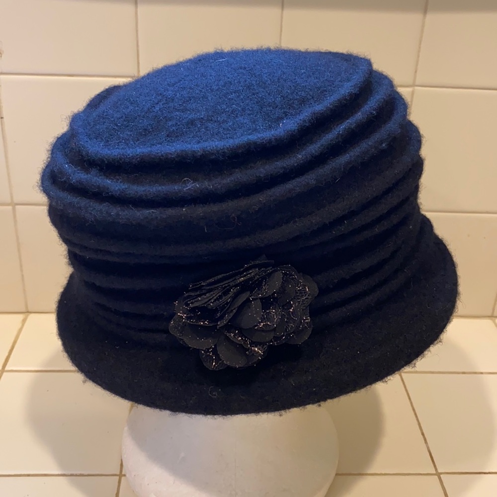 Black LW wool bucket style hat in good condition